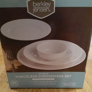 Berkley & Jensen 16pc. Porcelain dinnerware set
